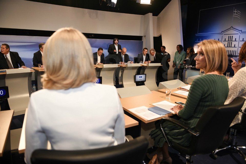 Οι κομψές του ντιμπέιτ -Σία Κοσιώνη στα λευκά, λαμπερή η Ολγα, στα πράσινα η Μάρα [εικόνες] | iefimerida.gr 9