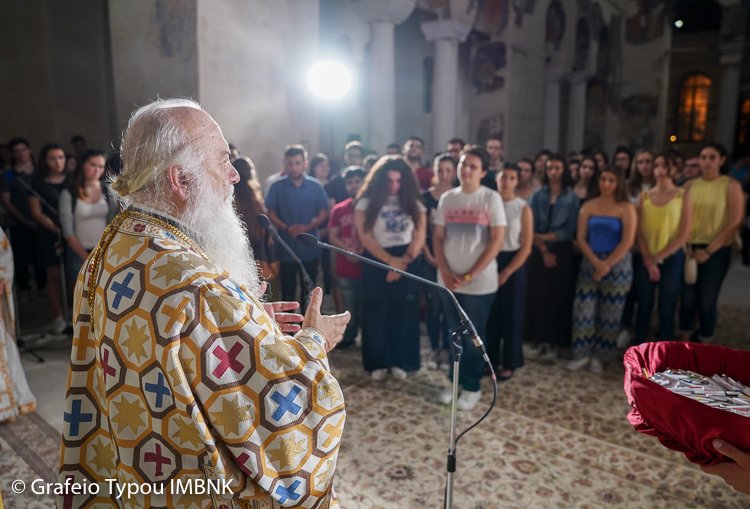 Ο μητροπολίτης Βέροιας ευλόγησε στυλό και τα μοίρασε στους υποψήφιους των Πανελληνίων! [εικόνα] | iefimerida.gr 1