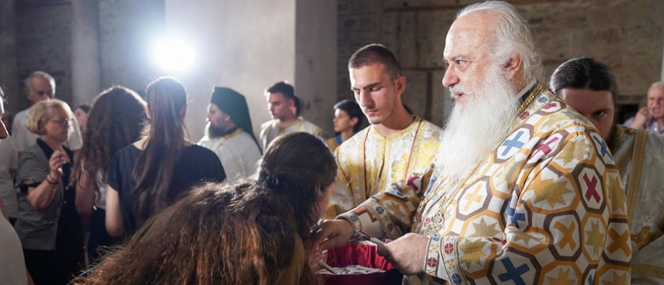 Ο μητροπολίτης Βέροιας ευλόγησε στυλό και τα μοίρασε στους υποψήφιους των Πανελληνίων! [εικόνα] | iefimerida.gr 2