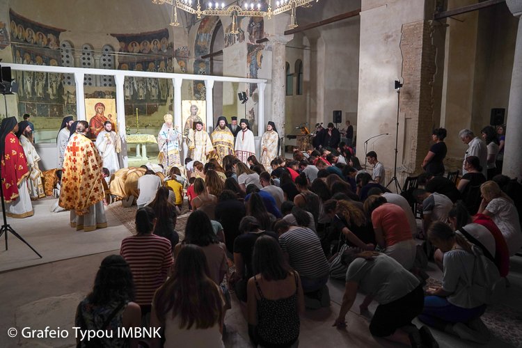 Ο μητροπολίτης Βέροιας ευλόγησε στυλό και τα μοίρασε στους υποψήφιους των Πανελληνίων! [εικόνα] | iefimerida.gr 0