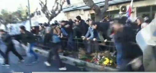 Χημικά και ένταση στο Σύνταγμα -Το ΠΑΜΕ κυκλώνει το Μαξίμου | iefimerida.gr 0
