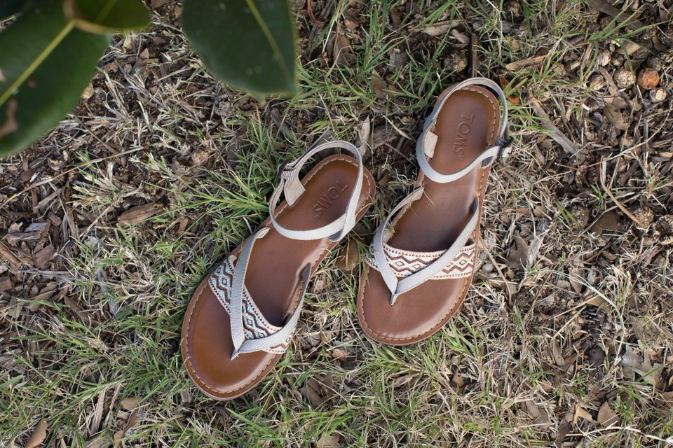 Ετοιμάζουμε βαλίτσα για διακοπές με τα fashion items της TOMS!  | iefimerida.gr 12