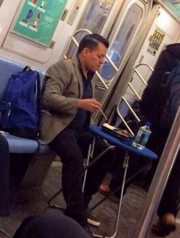 Ιδού γιατί το μετρό θεωρείται ένα από τα εκκεντρικότερα μέρη -Οι πιο παράξενοι συνταξιδιώτες [εικόνες] | iefimerida.gr 10