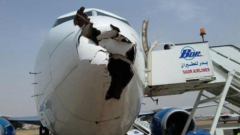 Απίστευτες εικόνες: Δείτε πώς έγινε ένα Boeing 737 όταν το χτύπησε πουλί | iefimerida.gr 0