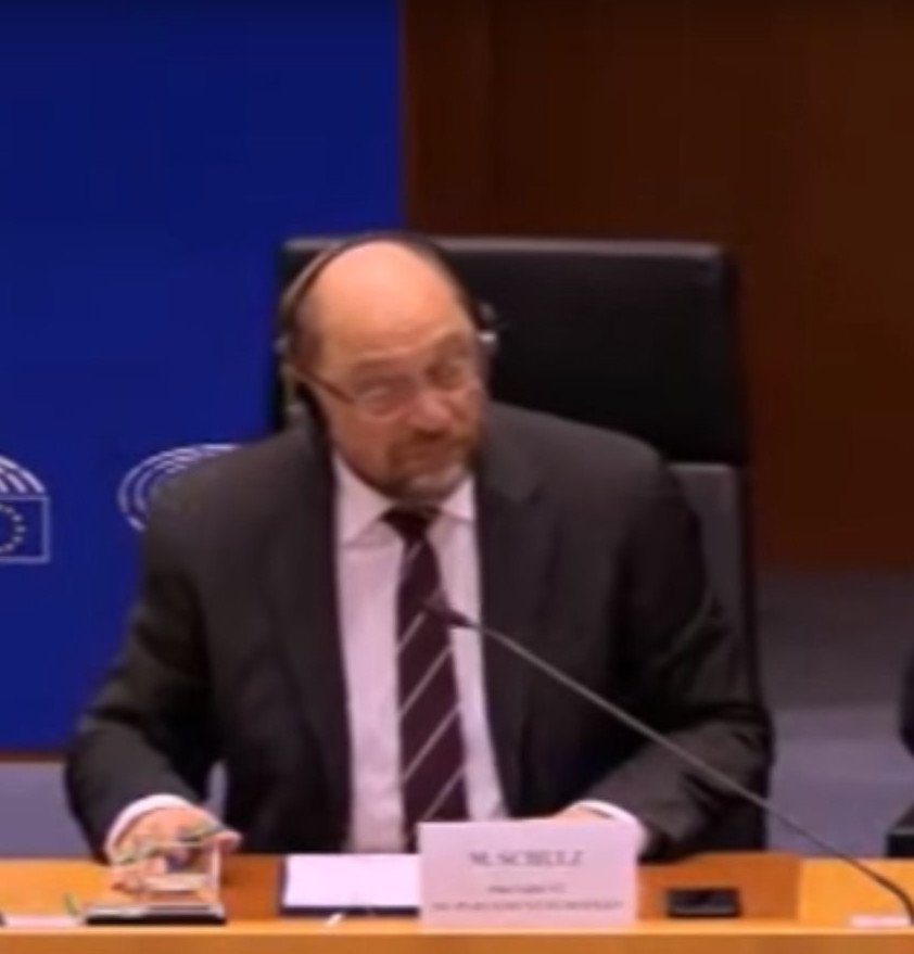 Προκλητικός ο Φάρατζ στο Ευρωπαϊκό Κοινοβούλιο: Κανένας από εσάς δεν έχει δουλέψει στη ζωή του | iefimerida.gr 2