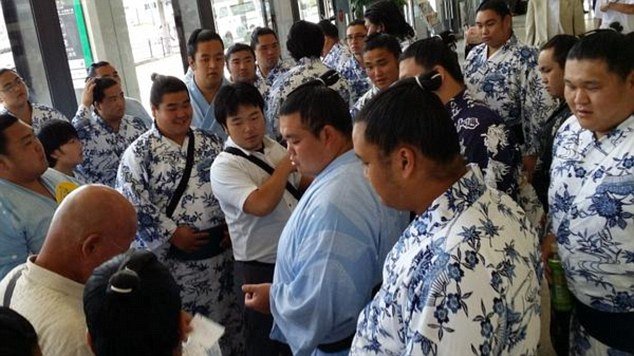 Η πιο «στριμωγμένη» πτήση -29 παλαιστές του σούμο σε ένα αεροπλάνο [εικόνες] | iefimerida.gr 3