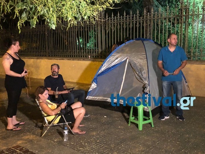 Συμβασιούχοι έστησαν σκηνές έξω από το υπουργείο Μακεδονίας-Θράκης -Ζητούν μονιμοποίηση [εικόνες & βίντεο] | iefimerida.gr 2