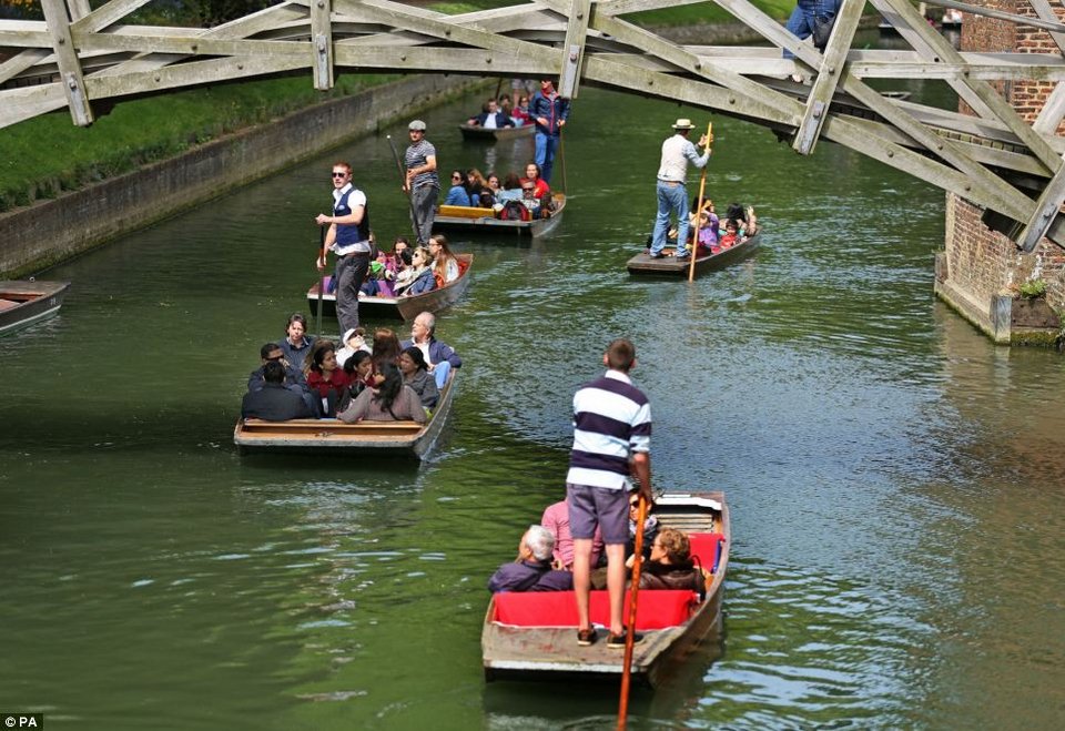 Εγγλέζοι στον ήλιο - Χιλιάδες κόσμου στην ύπαιθρο απολαμβάνει τον ασυνήθιστα καλό ανοιξιάτικο καιρό [εικόνες] | iefimerida.gr 0
