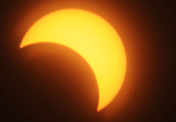 Η έκλειψη ηλίου ανά την υφήλιο -Από την Αφρική και τις ΗΠΑ έως την Ευρώπη πώς «υποδέχτηκαν» το σπάνιο φαινόμενο [εικόνες]  | iefimerida.gr 0