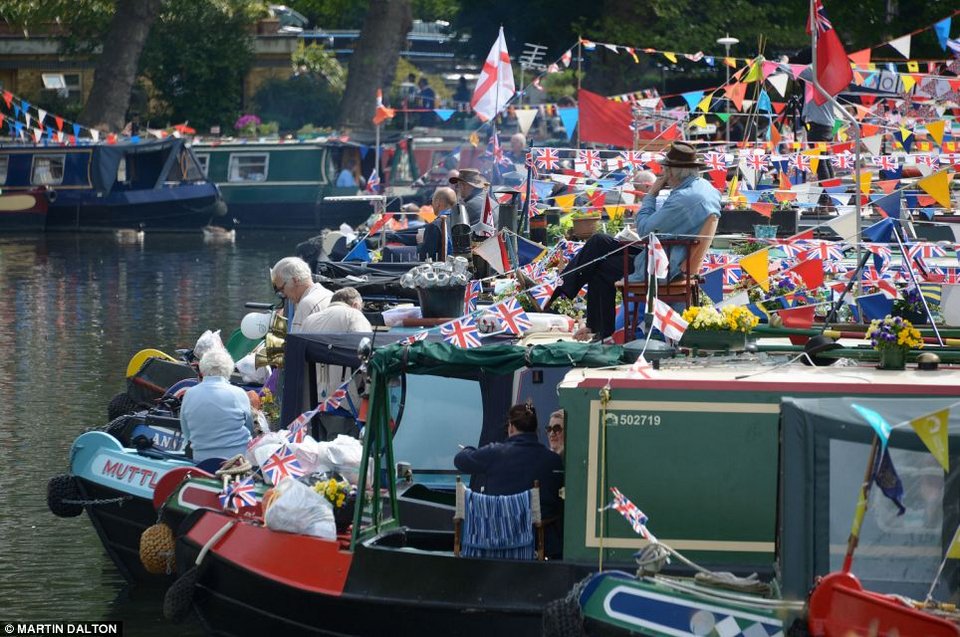Εγγλέζοι στον ήλιο - Χιλιάδες κόσμου στην ύπαιθρο απολαμβάνει τον ασυνήθιστα καλό ανοιξιάτικο καιρό [εικόνες] | iefimerida.gr 2
