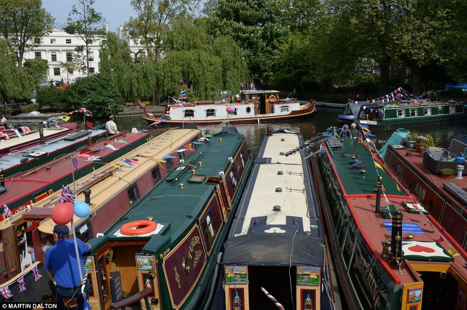 Εγγλέζοι στον ήλιο - Χιλιάδες κόσμου στην ύπαιθρο απολαμβάνει τον ασυνήθιστα καλό ανοιξιάτικο καιρό [εικόνες] | iefimerida.gr 3