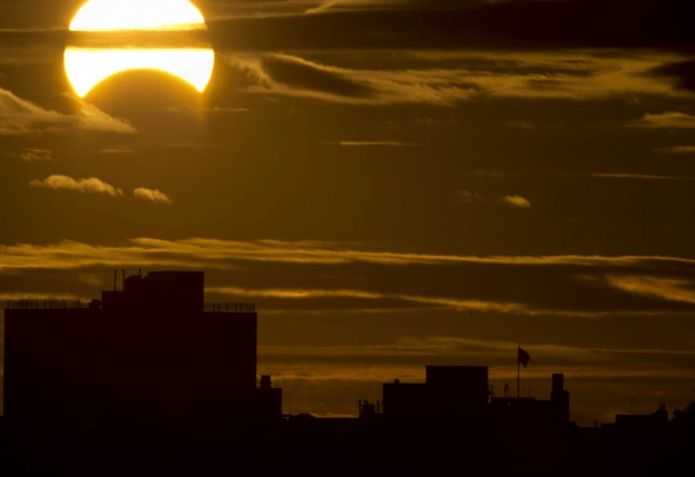Η έκλειψη ηλίου ανά την υφήλιο -Από την Αφρική και τις ΗΠΑ έως την Ευρώπη πώς «υποδέχτηκαν» το σπάνιο φαινόμενο [εικόνες]  | iefimerida.gr 2