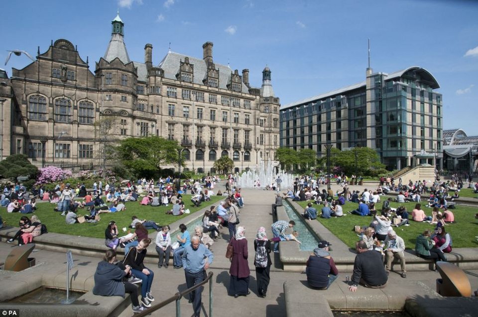 Εγγλέζοι στον ήλιο - Χιλιάδες κόσμου στην ύπαιθρο απολαμβάνει τον ασυνήθιστα καλό ανοιξιάτικο καιρό [εικόνες] | iefimerida.gr 4