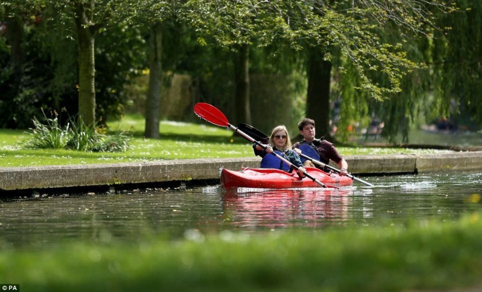 Εγγλέζοι στον ήλιο - Χιλιάδες κόσμου στην ύπαιθρο απολαμβάνει τον ασυνήθιστα καλό ανοιξιάτικο καιρό [εικόνες] | iefimerida.gr 5