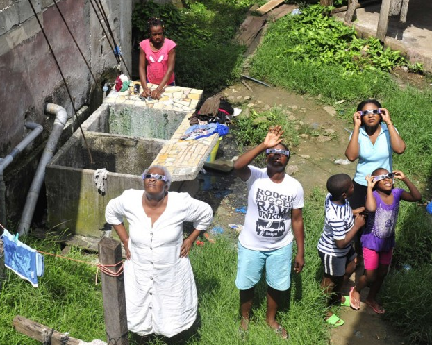 Η έκλειψη ηλίου ανά την υφήλιο -Από την Αφρική και τις ΗΠΑ έως την Ευρώπη πώς «υποδέχτηκαν» το σπάνιο φαινόμενο [εικόνες]  | iefimerida.gr 4