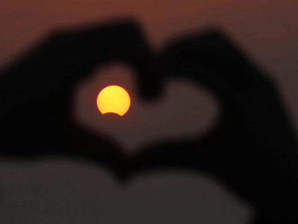 Η έκλειψη ηλίου ανά την υφήλιο -Από την Αφρική και τις ΗΠΑ έως την Ευρώπη πώς «υποδέχτηκαν» το σπάνιο φαινόμενο [εικόνες]  | iefimerida.gr 9