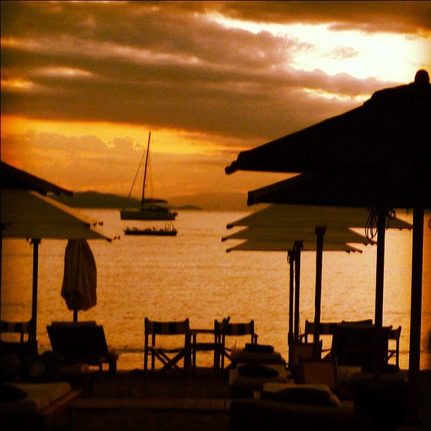 Οταν η οικονομική κρίση και η Πρωτομαγιά μετακομίζουν στις... παραλίες της Βουλιαγμένης [εικόνες] | iefimerida.gr 7