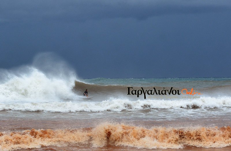 Πήραν τις σανίδες τους και έσπευσαν στην παραλία στη Μαραθόπολη