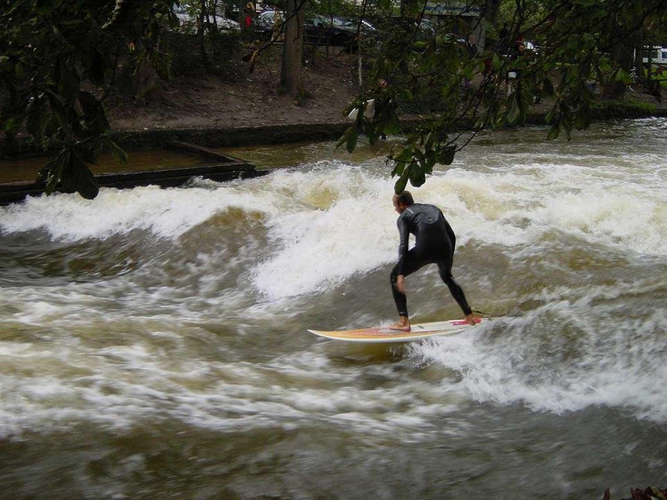 Απίστευτο: Αντρας κάνει σερφ στο ρέμα Πικροδάφνης [εικόνα] – Αλήθεια ή ψέματα; | iefimerida.gr 0