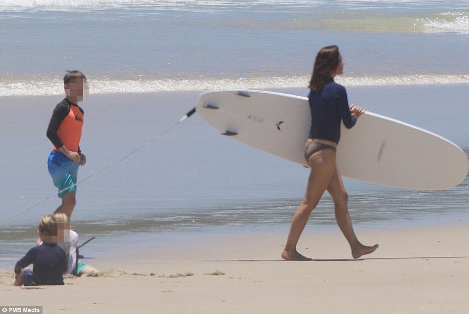Σέρφερ η πριγκίπισσα Μαίρη της Δανίας – Αψογο κορμί, παρέα με τα τέσσερα παιδιά της [εικόνες] | iefimerida.gr 4