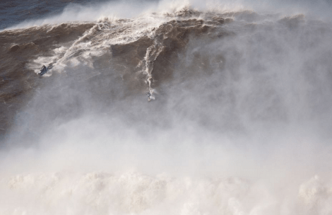 Απίστευτο: Ατρόμητος σέρφερ «δαμάζει» κολοσσιαίο κύμα για να σπάσει το παγκόσμιο ρεκόρ [εικόνες&βίντεο]  | iefimerida.gr 0