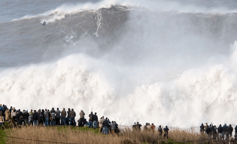 Απίστευτο: Ατρόμητος σέρφερ «δαμάζει» κολοσσιαίο κύμα για να σπάσει το παγκόσμιο ρεκόρ [εικόνες&βίντεο]  | iefimerida.gr 1
