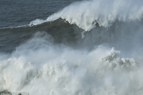 Απίστευτο: Ατρόμητος σέρφερ «δαμάζει» κολοσσιαίο κύμα για να σπάσει το παγκόσμιο ρεκόρ [εικόνες&βίντεο]  | iefimerida.gr 3