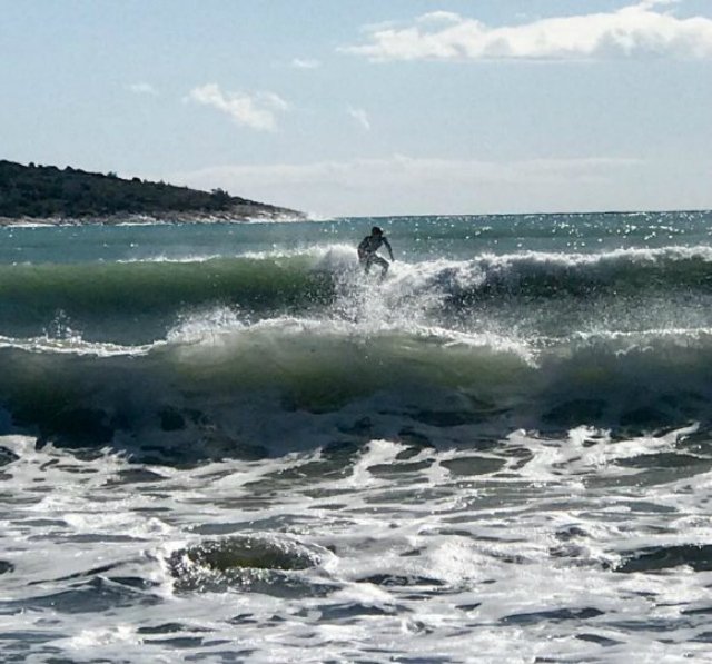 Το Σαββατοκύριακο η Βουλιαγμένη γέμισε surfers -Ετρεξαν να πιάσουν τα κύματα [εικόνες] | iefimerida.gr 2