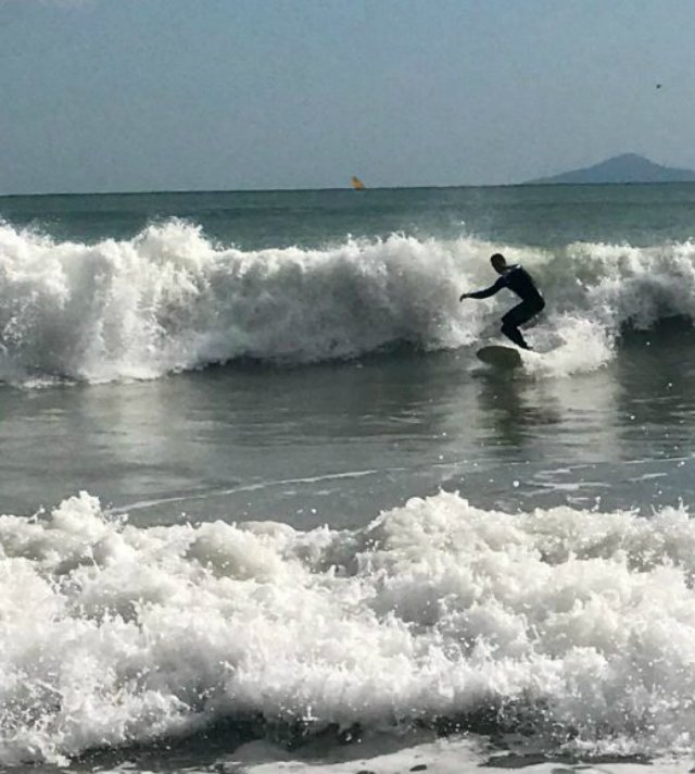 Το Σαββατοκύριακο η Βουλιαγμένη γέμισε surfers -Ετρεξαν να πιάσουν τα κύματα [εικόνες] | iefimerida.gr 1