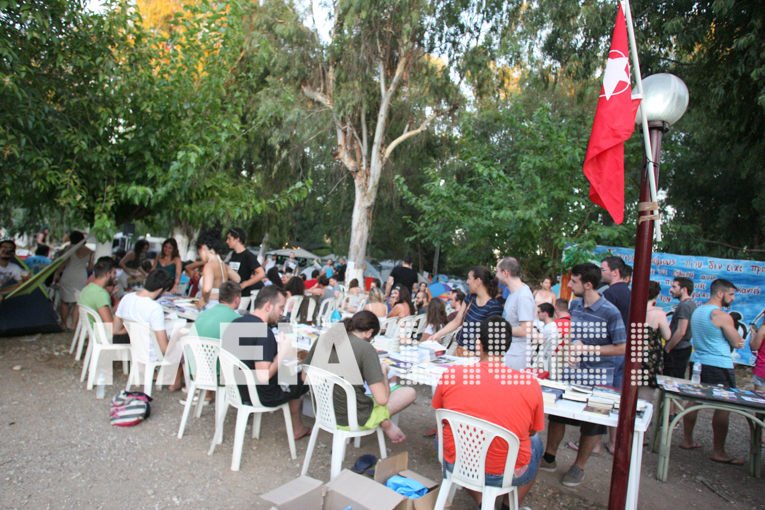 Η Αχτσιόγλου με κατακόκκινο κραγιόν και φόρεμα στο... κάμπινγκ νεολαίας του ΣΥΡΙΖΑ [εικόνες] | iefimerida.gr 6