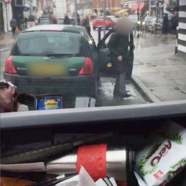 Bρετανίδα χρειάστηκε 7 λεπτά για να παρκάρει ένα μικρό ΙΧ σε χώρο για φορτηγό! [εικόνες & βίντεο] | iefimerida.gr 1