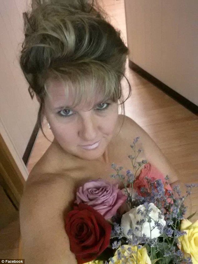 Κομμώτρια από τις ΗΠΑ κούρευε γυμνή και σκανδάλιζε -Συνελήφθη γιατί δεν είχε άδεια [εικόνες] | iefimerida.gr 0