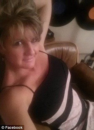 Κομμώτρια από τις ΗΠΑ κούρευε γυμνή και σκανδάλιζε -Συνελήφθη γιατί δεν είχε άδεια [εικόνες] | iefimerida.gr 1