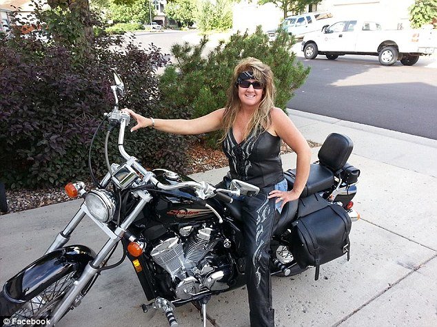 Κομμώτρια από τις ΗΠΑ κούρευε γυμνή και σκανδάλιζε -Συνελήφθη γιατί δεν είχε άδεια [εικόνες] | iefimerida.gr 2