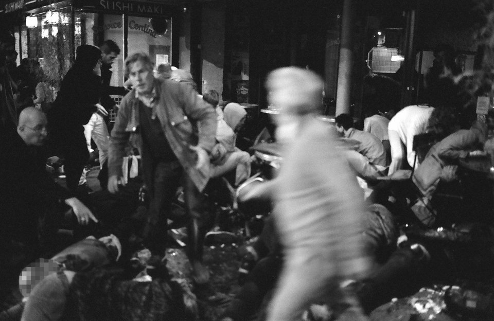 Συγκλονιστικές σκηνές, δευτερόλεπτα μετά την επίθεση στο εστιατόριο στο Παρίσι [εικόνες] | iefimerida.gr 0