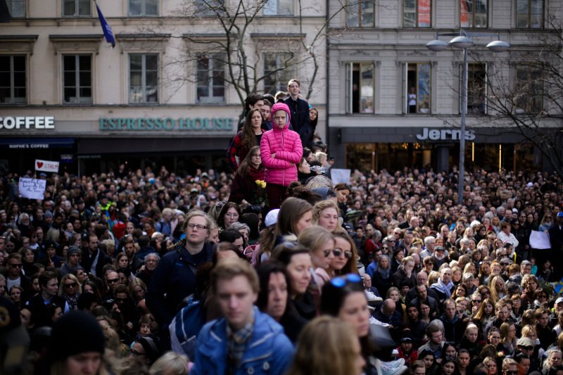 Σουηδία: 20.000 πολίτες διαδήλωσαν ειρηνικά κατά της τρομοκρατίας [εικόνες]     | iefimerida.gr 2