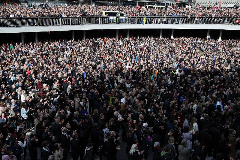 Σουηδία: 20.000 πολίτες διαδήλωσαν ειρηνικά κατά της τρομοκρατίας [εικόνες]     | iefimerida.gr 1