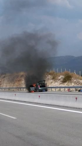 Ιωάννινα: Αυτοκίνητο τυλίχθηκε στις φλόγες στα διόδια Τερόβου [εικόνες] | iefimerida.gr 1