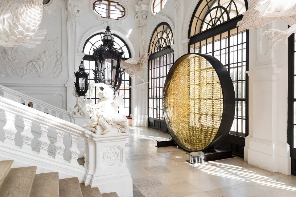 Βρετανοί έστησαν εγκατάσταση με 8.000 swarovski βάρους ενός τόνου [εικόνες] | iefimerida.gr 0