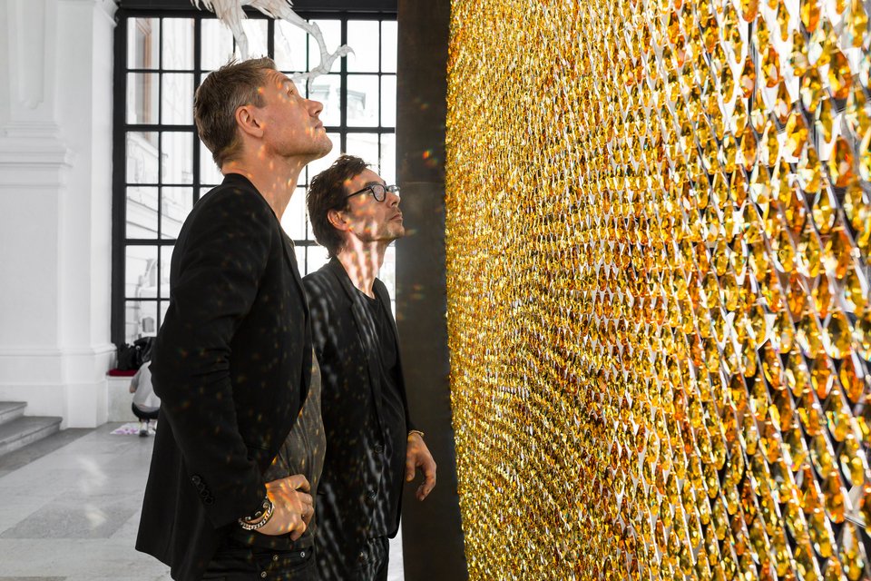 Βρετανοί έστησαν εγκατάσταση με 8.000 swarovski βάρους ενός τόνου [εικόνες] | iefimerida.gr 1