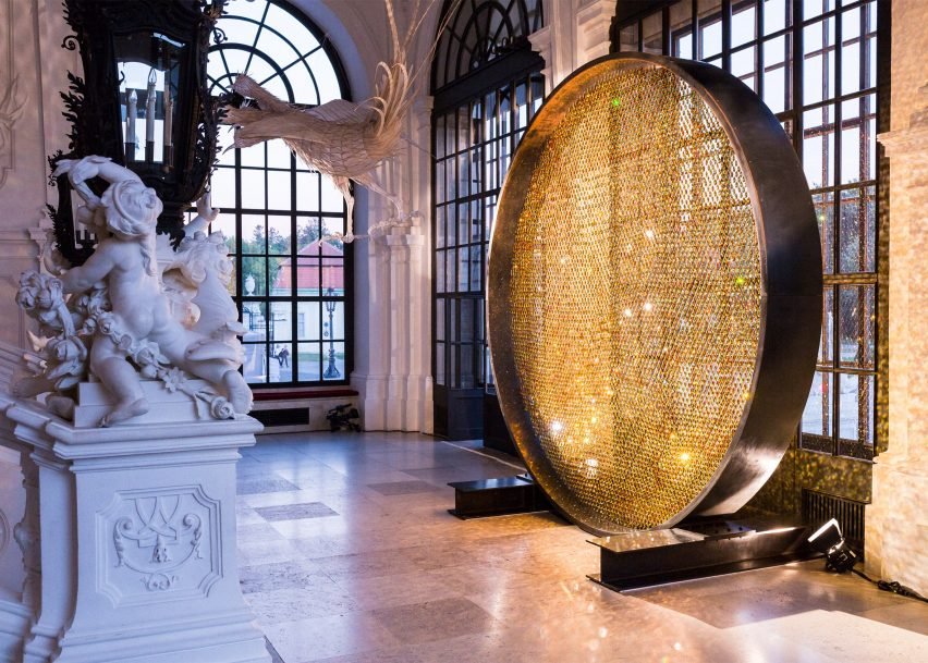 Βρετανοί έστησαν εγκατάσταση με 8.000 swarovski βάρους ενός τόνου [εικόνες] | iefimerida.gr 2