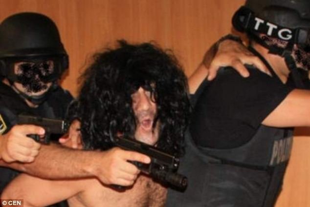 Αρχηγός Ειδικών Δυνάμεων, γυμνός και με μελαχρινή περούκα, παίζει με τους άντρες του | iefimerida.gr 1