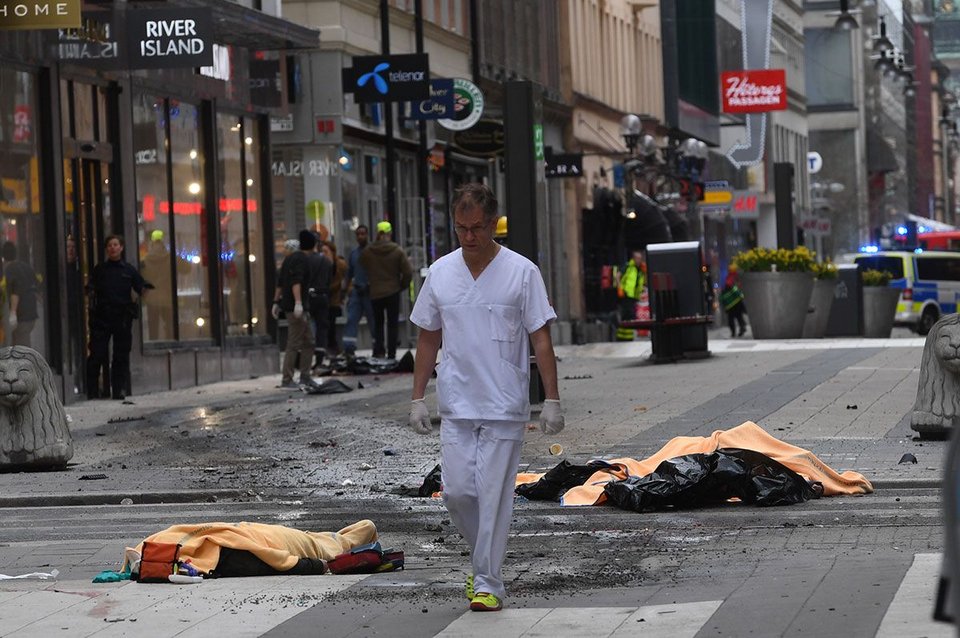 Στοκχόλμη: Φορτηγό έπεσε πάνω σε πλήθος, νεκροί και τραυματίες | iefimerida.gr 13