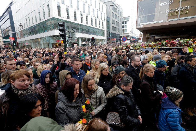 Σουηδία: Η χώρα αποτίει φόρο τιμής στα θύματα της τρομοκρατικής επίθεσης [εικόνες] 	 | iefimerida.gr 0
