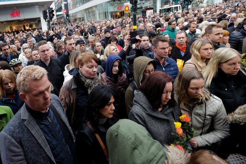 Σουηδία: Η χώρα αποτίει φόρο τιμής στα θύματα της τρομοκρατικής επίθεσης [εικόνες] 	 | iefimerida.gr 2