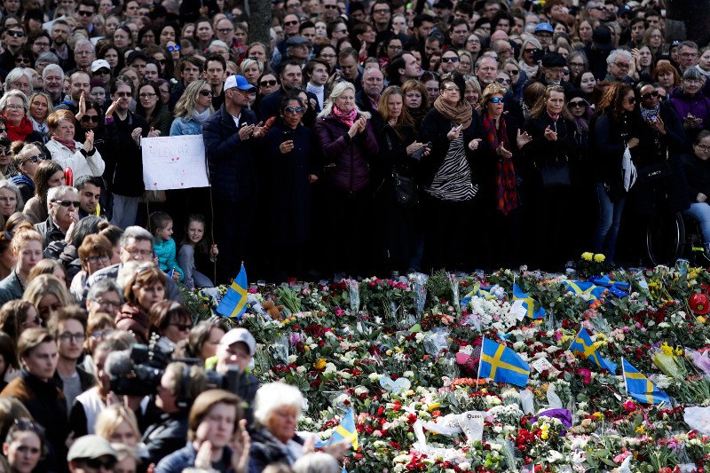 Σουηδία: Η χώρα αποτίει φόρο τιμής στα θύματα της τρομοκρατικής επίθεσης [εικόνες] 	 | iefimerida.gr 3