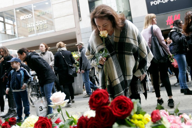 Σουηδία: Η χώρα αποτίει φόρο τιμής στα θύματα της τρομοκρατικής επίθεσης [εικόνες] 	 | iefimerida.gr 4