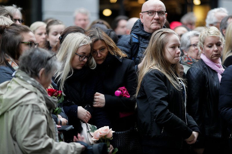 Σουηδία: Η χώρα αποτίει φόρο τιμής στα θύματα της τρομοκρατικής επίθεσης [εικόνες] 	 | iefimerida.gr 5