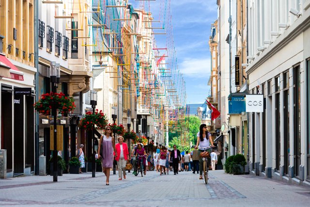 Λουξεμβούργο: Ενας δρόμος γέμισε με κούνιες -Μία ξεχωριστή εικαστική παρέμβαση [εικόνες & βίντεο] | iefimerida.gr 0