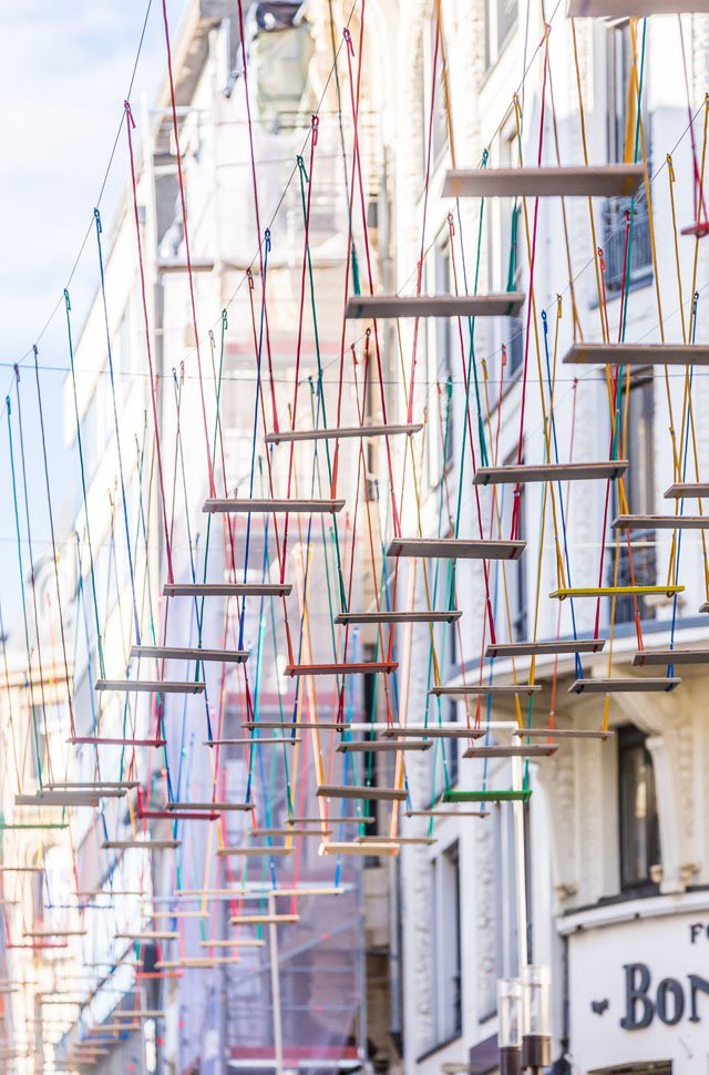 Λουξεμβούργο: Ενας δρόμος γέμισε με κούνιες -Μία ξεχωριστή εικαστική παρέμβαση [εικόνες & βίντεο] | iefimerida.gr 1